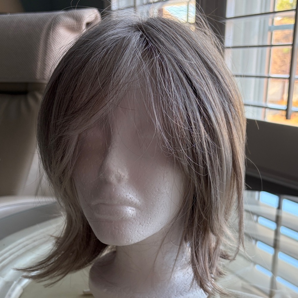 Stylish Layered Women's Synthetic Wig - Ash Blonde